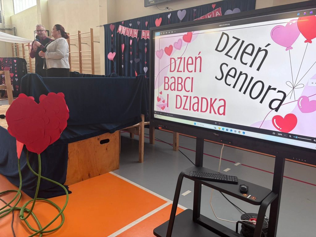 Grono pedagogiczne podczas uroczystości z okazji Dnia Babci i Dziadka w przygotowanej scenerii.