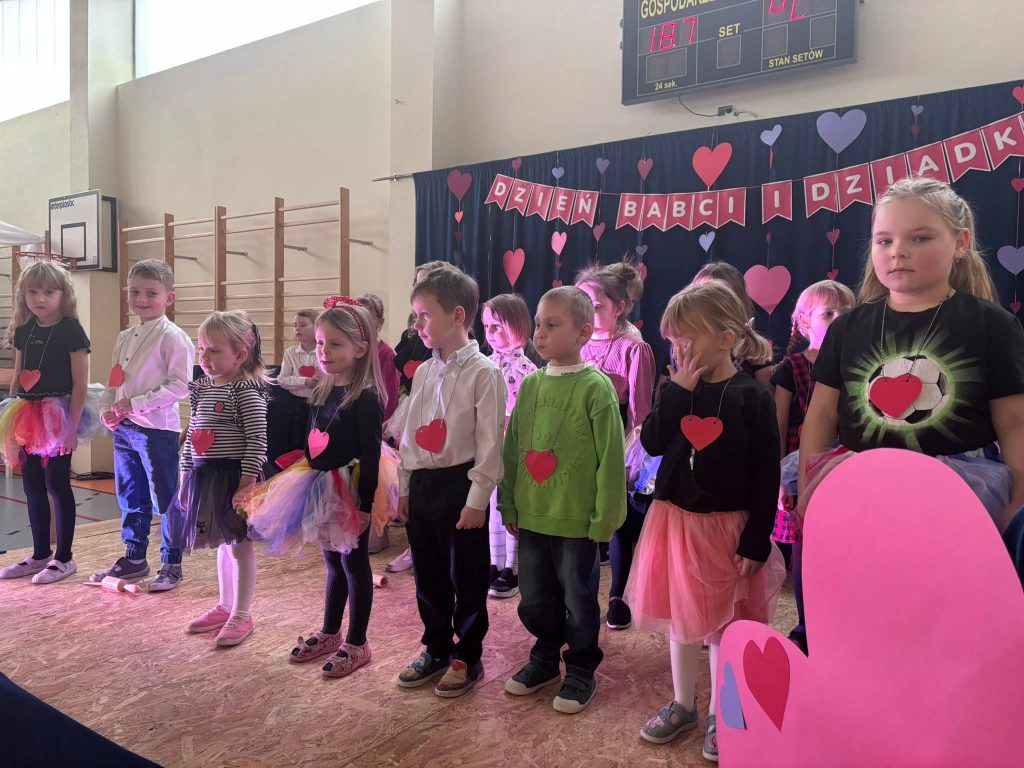 Uczniowie prezentują program artystyczny na scenie podczas szkolnej uroczystości.