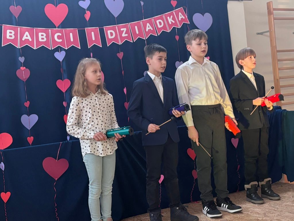 Uczniowie prezentują występ muzyczny z wykorzystaniem instrumentów perkusyjnych.