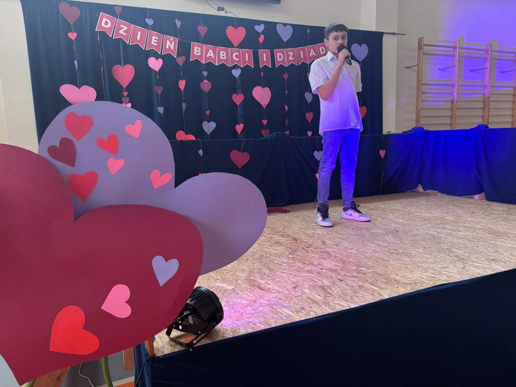 Uczeń występuje solo na scenie podczas szkolnej uroczystości.