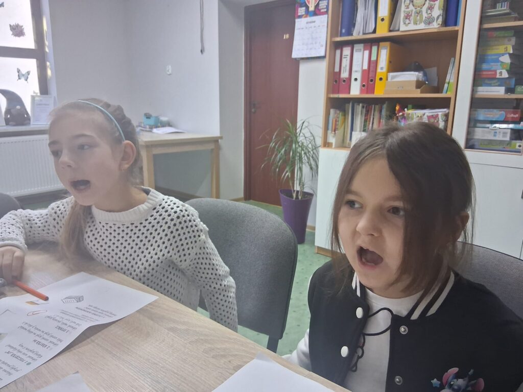 porzadkowanie biurka-Zaznaczanie na obrazku rzeczy, które w swojej nazwie mają sz