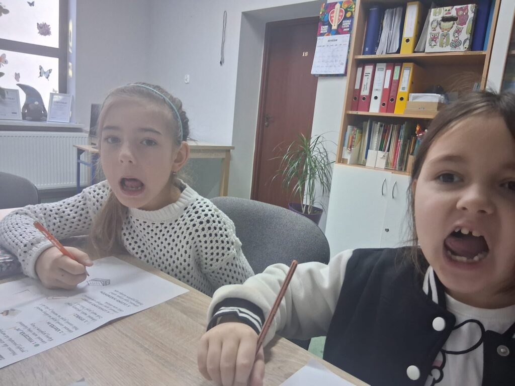 orzadkowanie biurka-Zaznaczanie na obrazku rzeczy, które w swojej nazwie mają sz