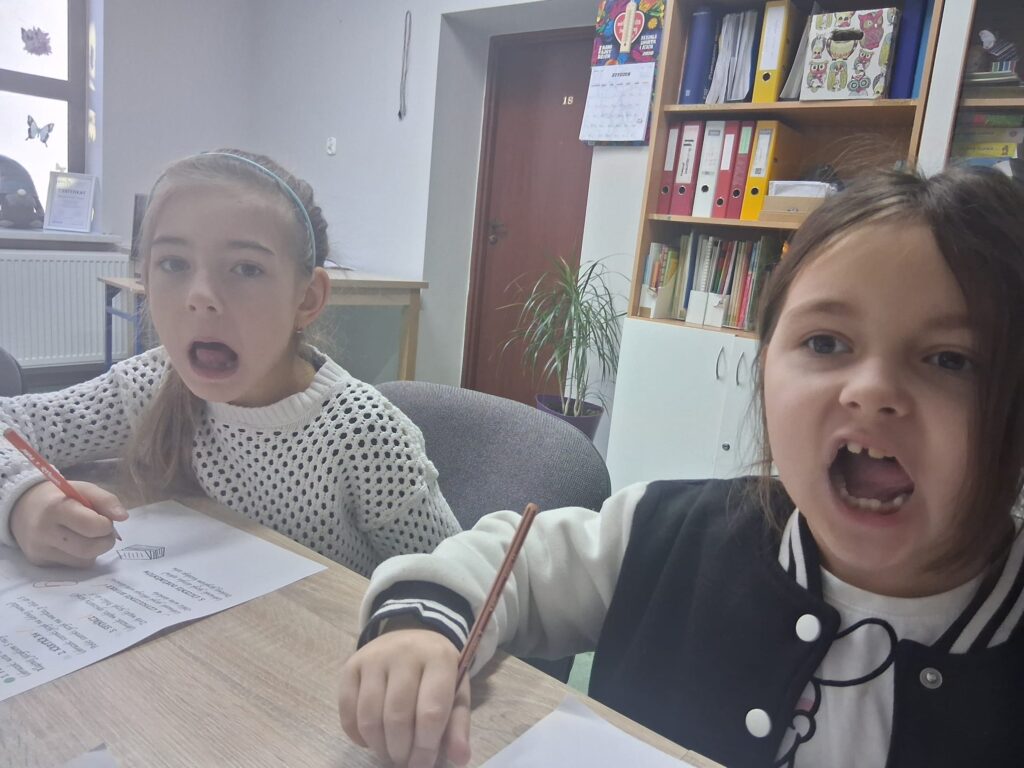 Porzadkowanie biurka-Zaznaczanie na obrazku rzeczy, które w swojej nazwie mają sz