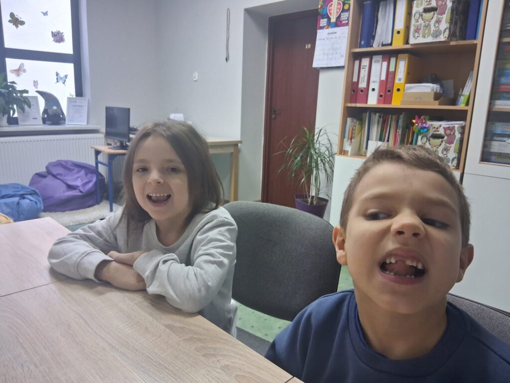 Gimnastyka narządów artykulacyjnych -czubek jezyka  za górnymi zębami 