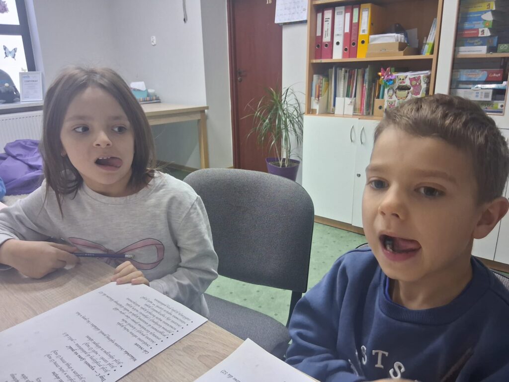 Gimnastyka narządów artykulacyjnych jezyk w kącikach ust