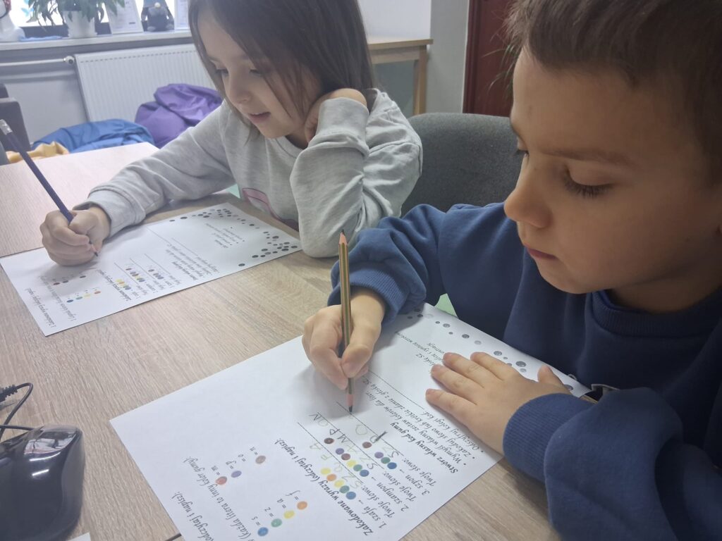 Dzieci zaznaczają wykonane ćwiczenie