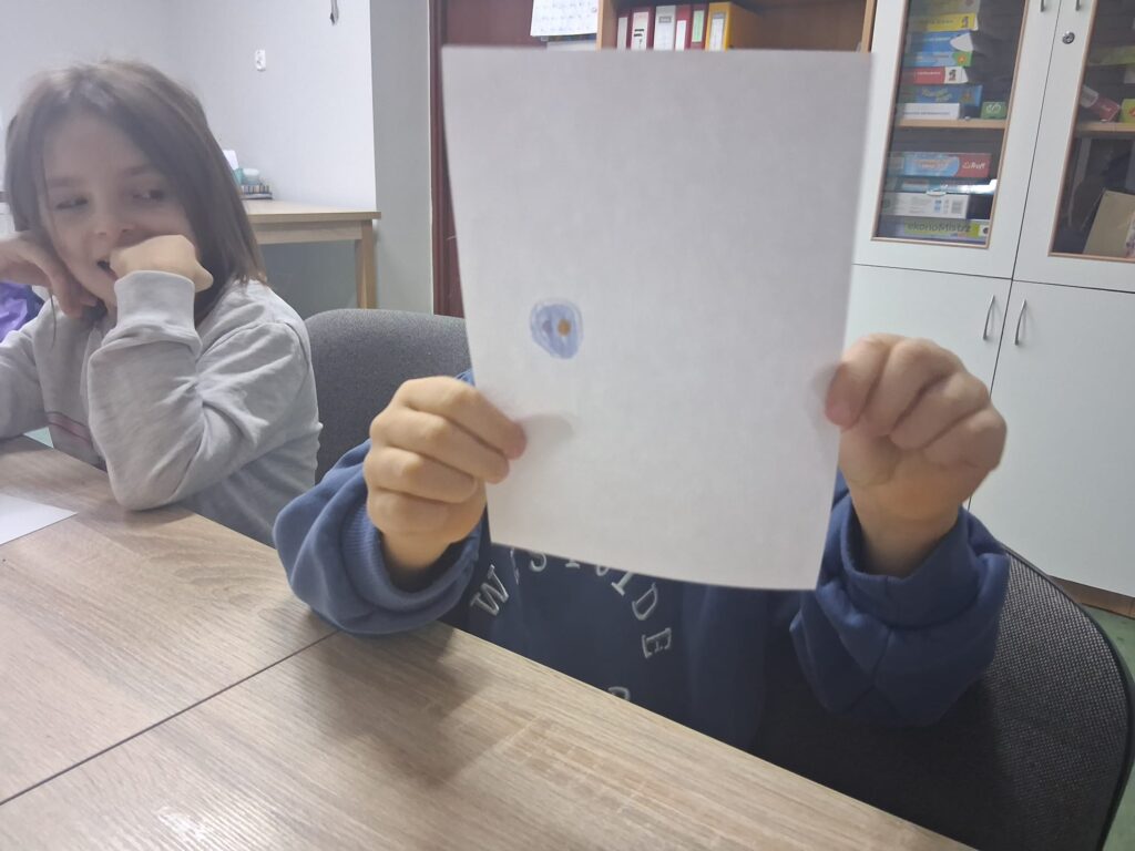 Prezentacja narysowanej przez dzieci gumy balonowej i opowiadanie o jej supermocach