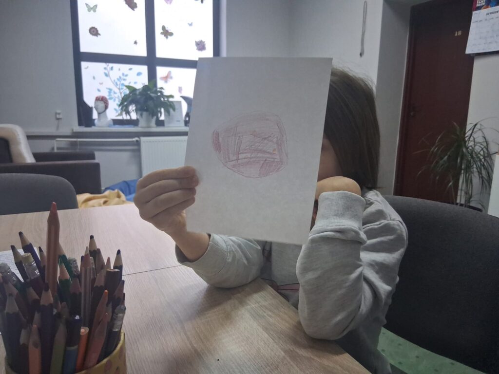 Prezentacja narysowanej przez dzieci gumy balonowej i opowiadanie o jej supermocach