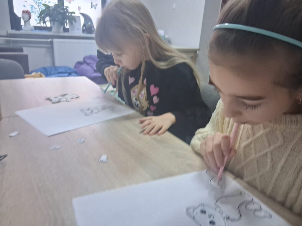 Ćwiczenia oddechowe-ukladanie kotka -przenoszenie elementów za pomocą słomki