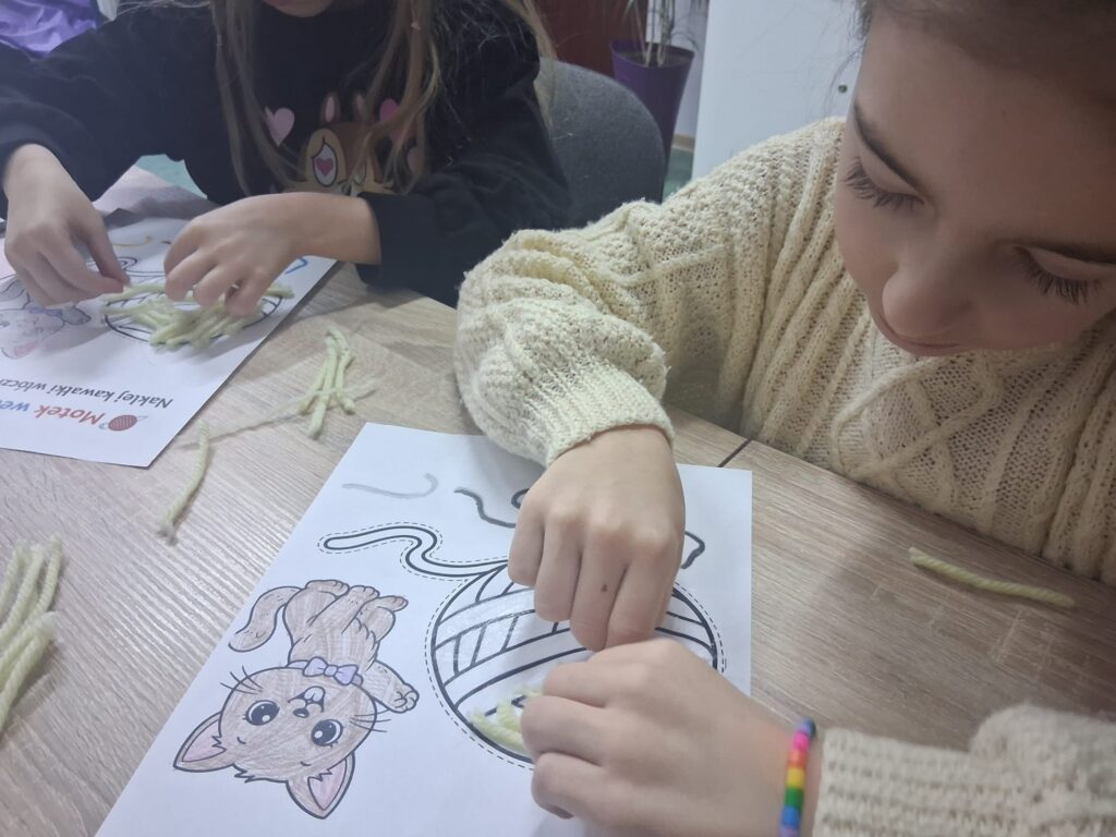 Kolorowanie kotka oraz wyklejanie kłębka pociętymi kawałkami wełny