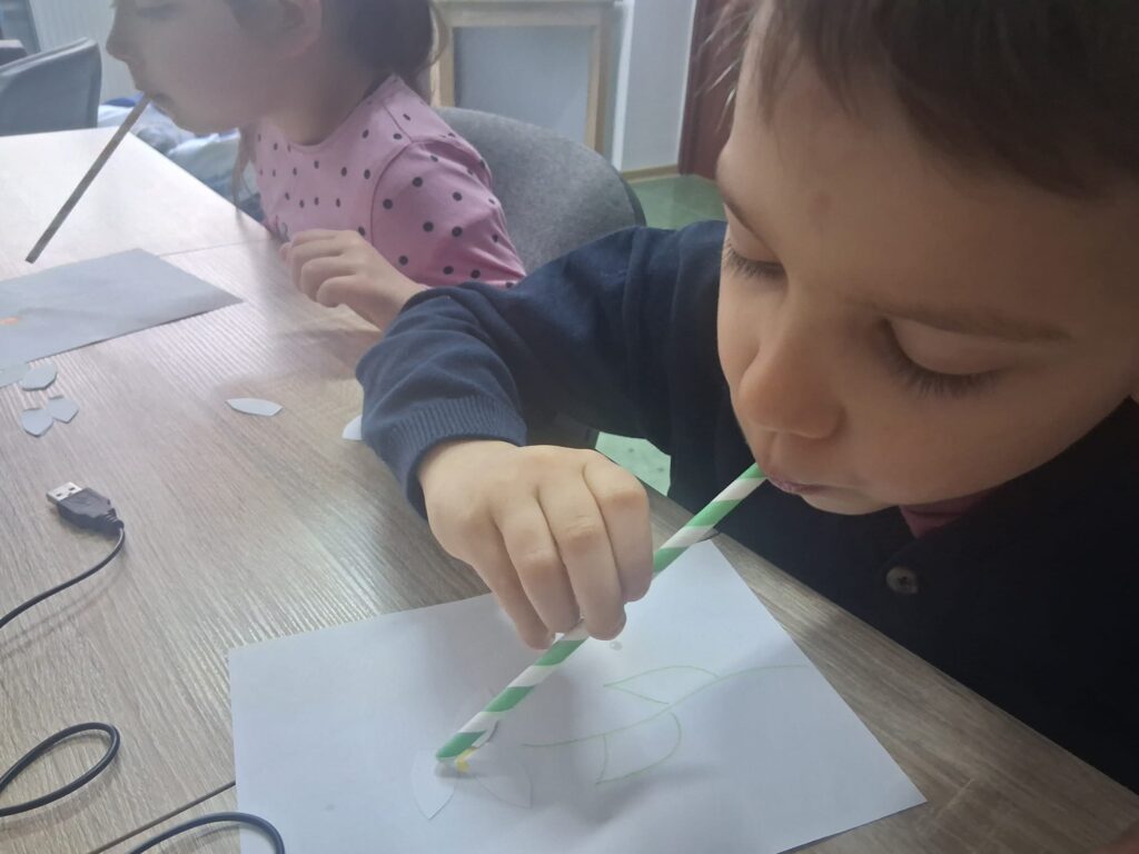 Ćwiczenie oddechowe-przenoszenie płatków kwiatka za pomoca słomki