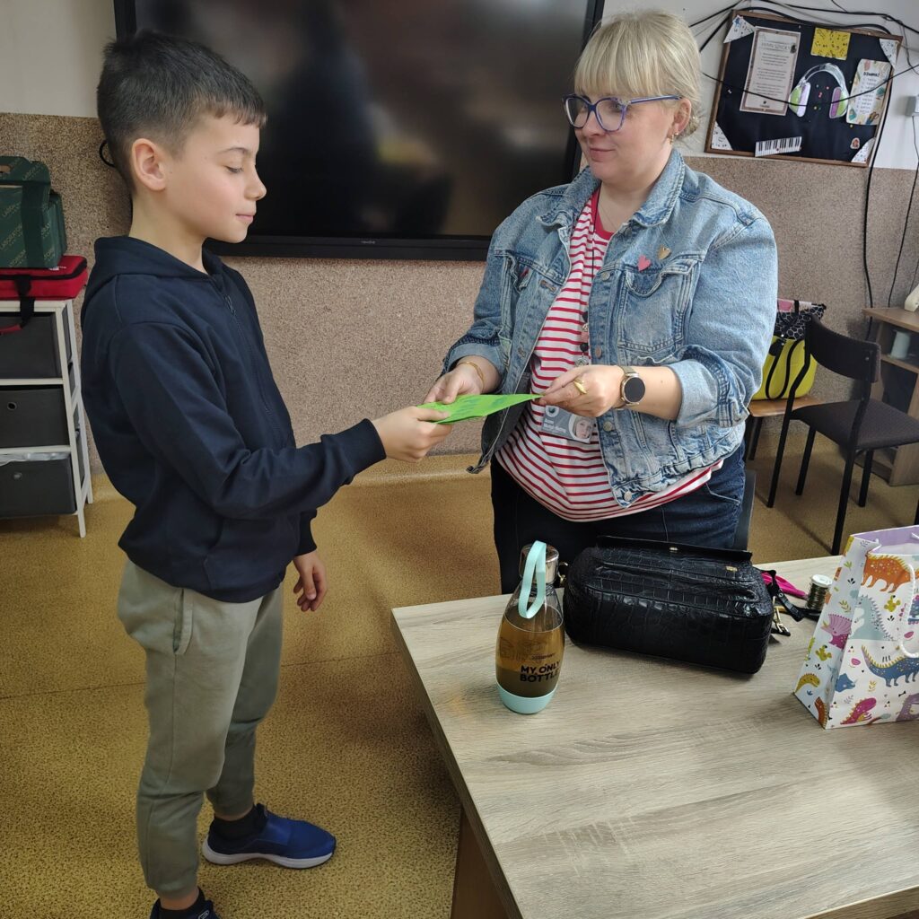 Uczniowie wręczają wiersze