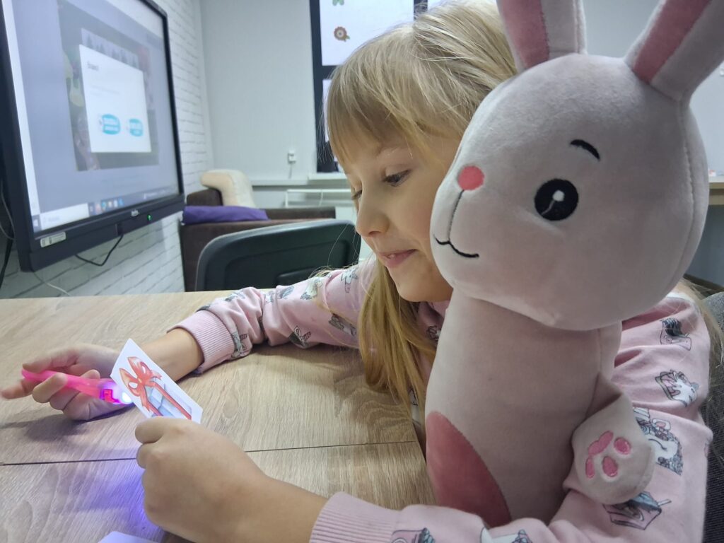 Ćwiczenia oddechowe-przenoszenie ozdób choinkowych za pomocą słomki