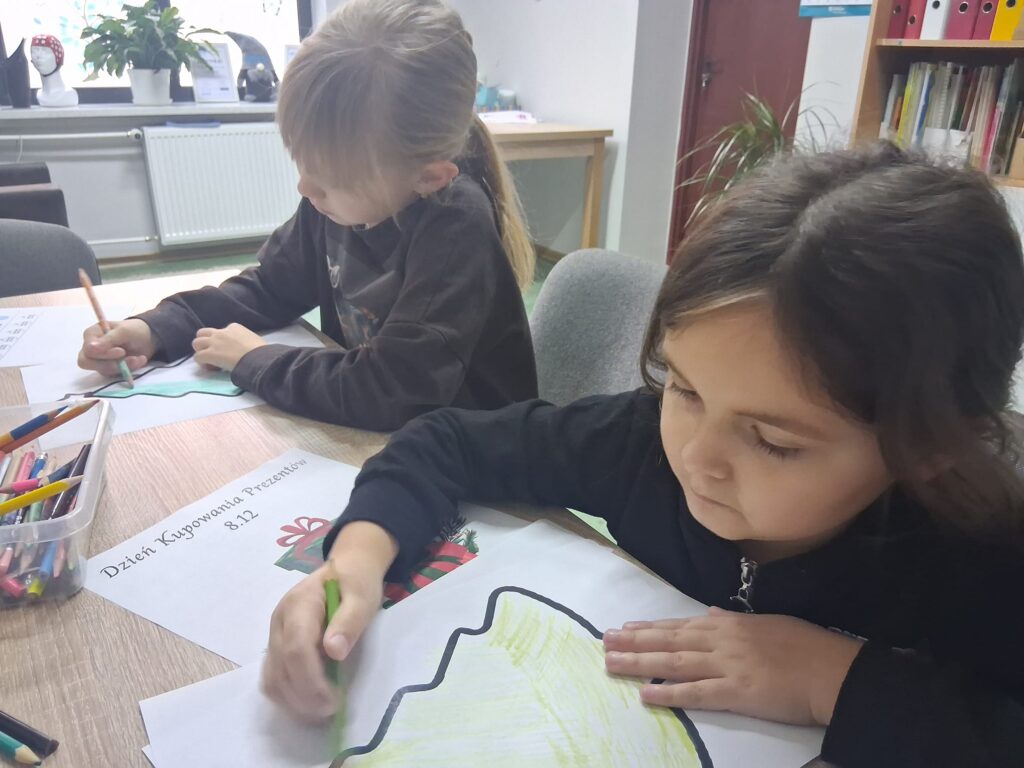 Kolorowanie choinki i wycinanie ozdob choinkowych