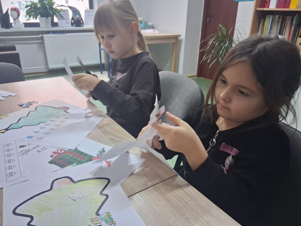 Kolorowanie choinki i wycinanie ozdob choinkowych
