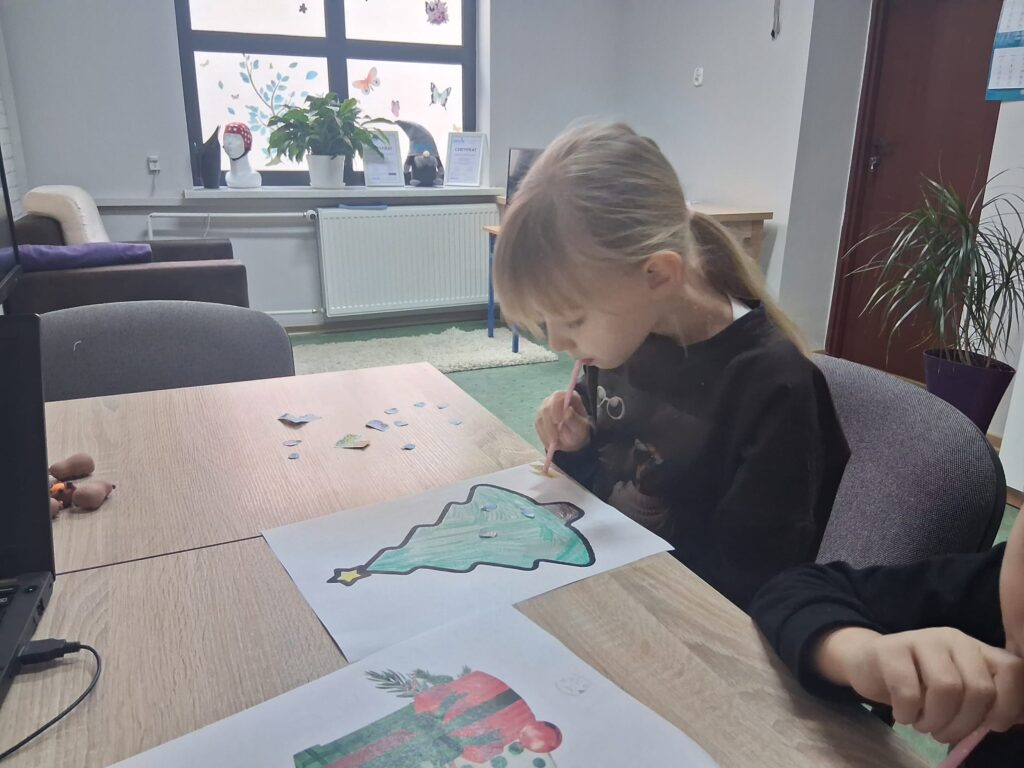 Ćwiczenia oddechowe'-przenoszenie ozdob choinkowych za pomocą słomki