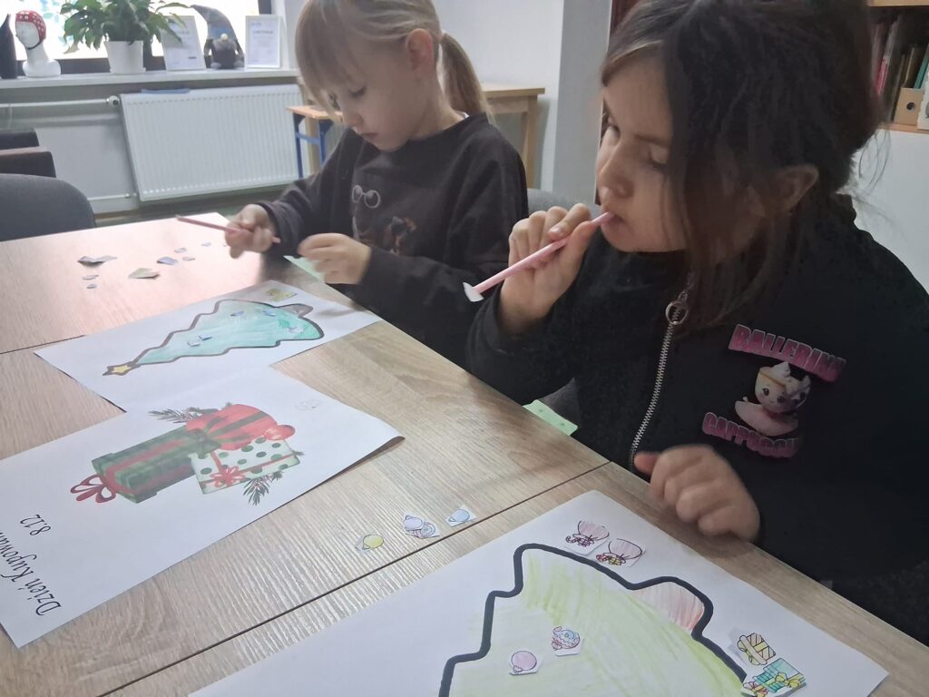 Ćwiczenia oddechowe'-przenoszenie ozdób choinkowych za pomocą słomki