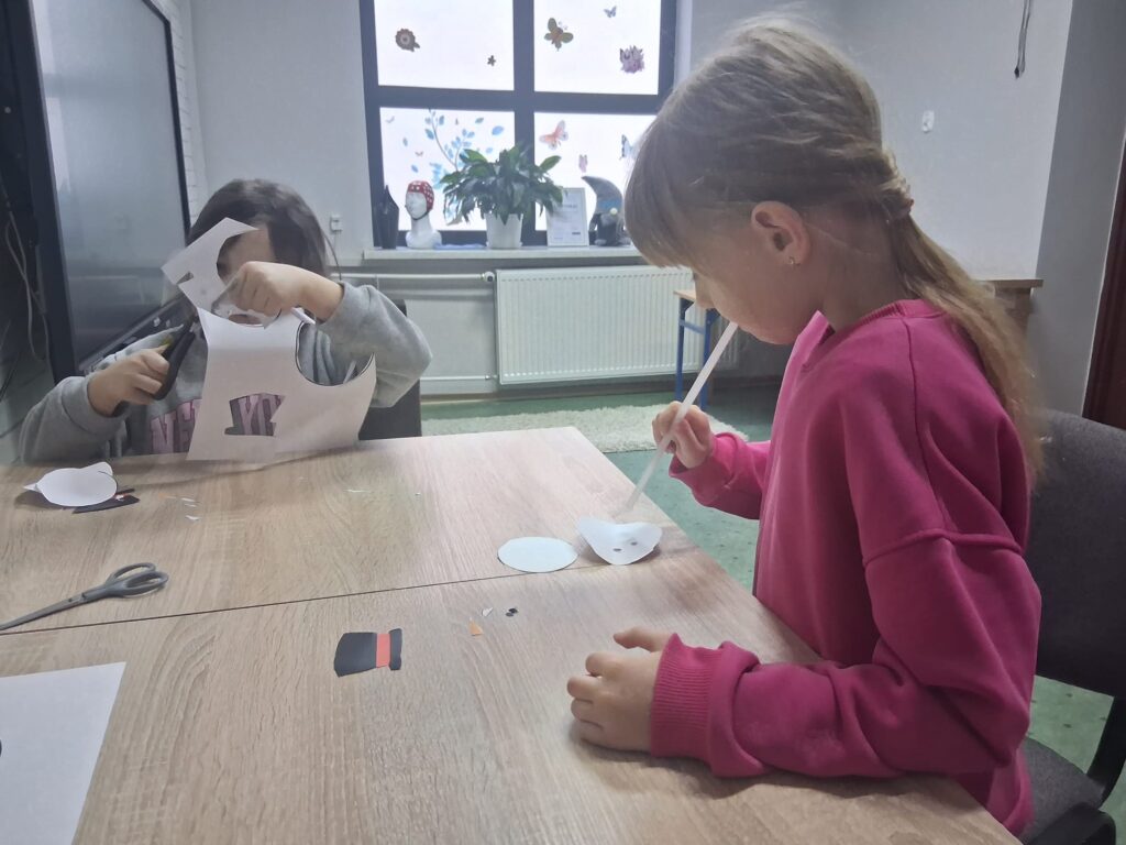 Ćwiczenia oddechowe-ukladanie bałwanka -przenoszenie poszczególnych elementów za pomoca słomki