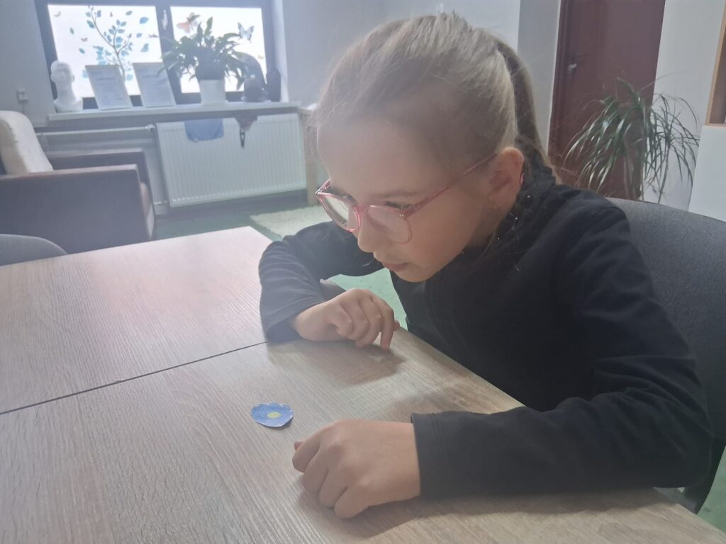 Ćwiczenia oddechowe-dmuchanie na własnoręcznie narysowane kwiatki