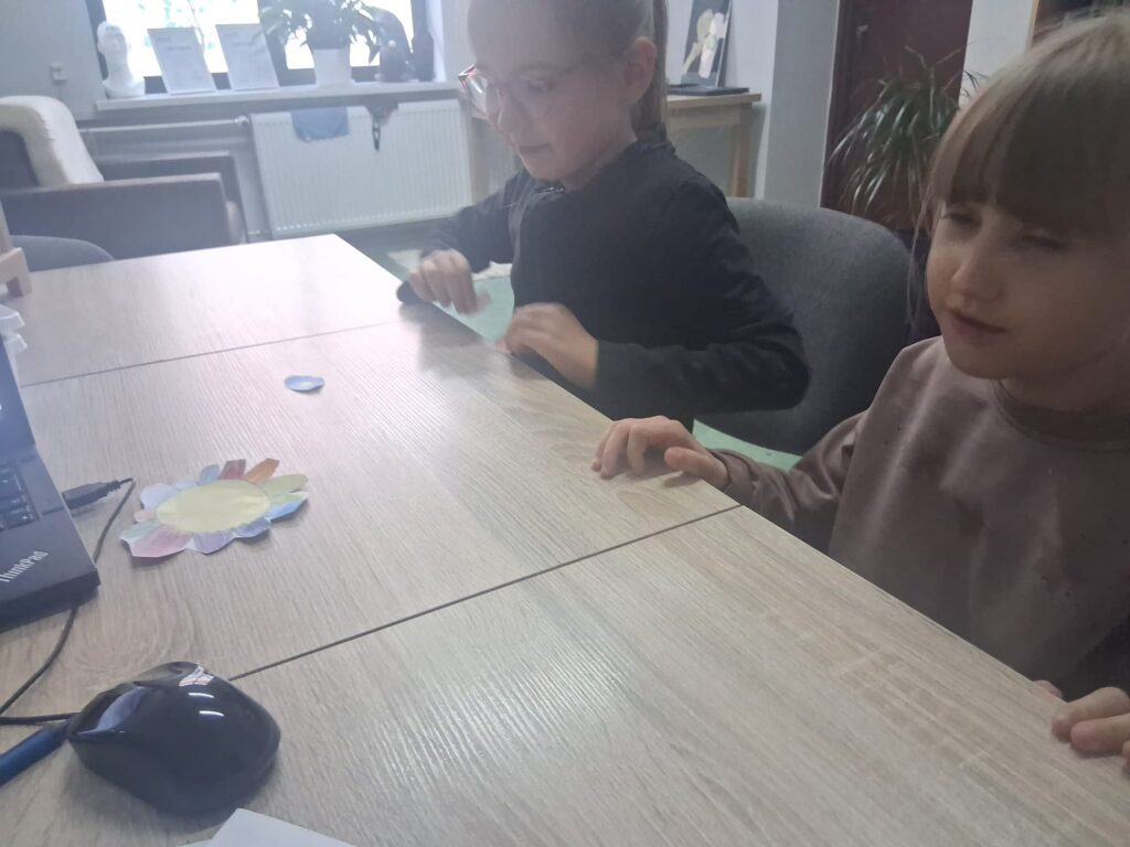 Ćwiczenia oddechowe-dmuchanie na własnoręcznie narysowane kwiatki