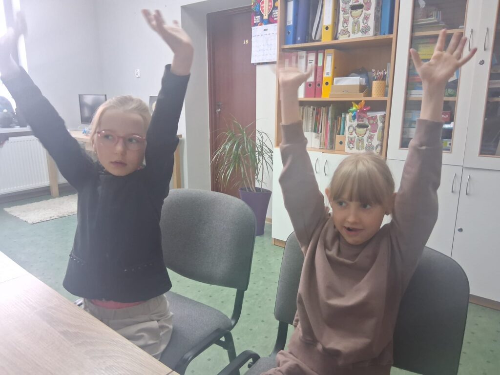 Rymowanka z gestami-dzieci powtarzają Rymowanka i wykonują konkretne gesty