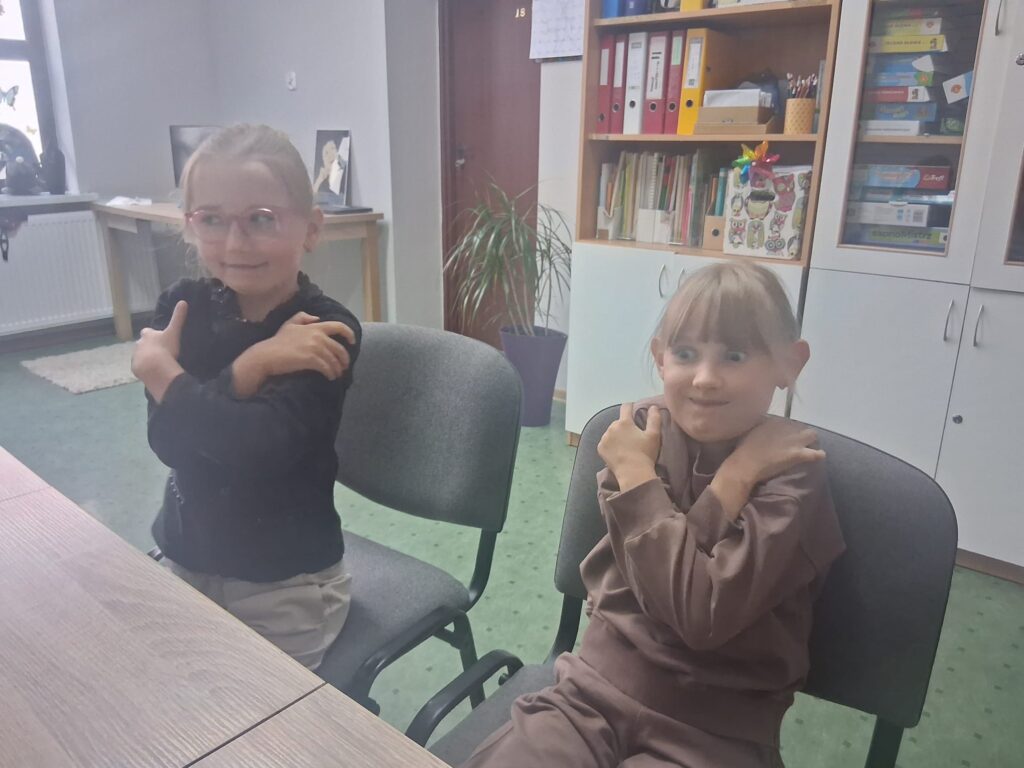 Rymowanka z gestami-dzieci powtarzają Rymowanka i wykonują konkretne gesty