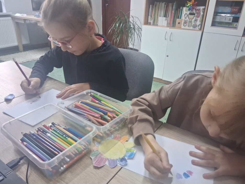 Zadanie grafomotoryczne-naszyjnik dla mamy. Po prawidłowym powtórzeniu słowa z ćwiczoną głoską, dzieci rysują korale dla mamy
