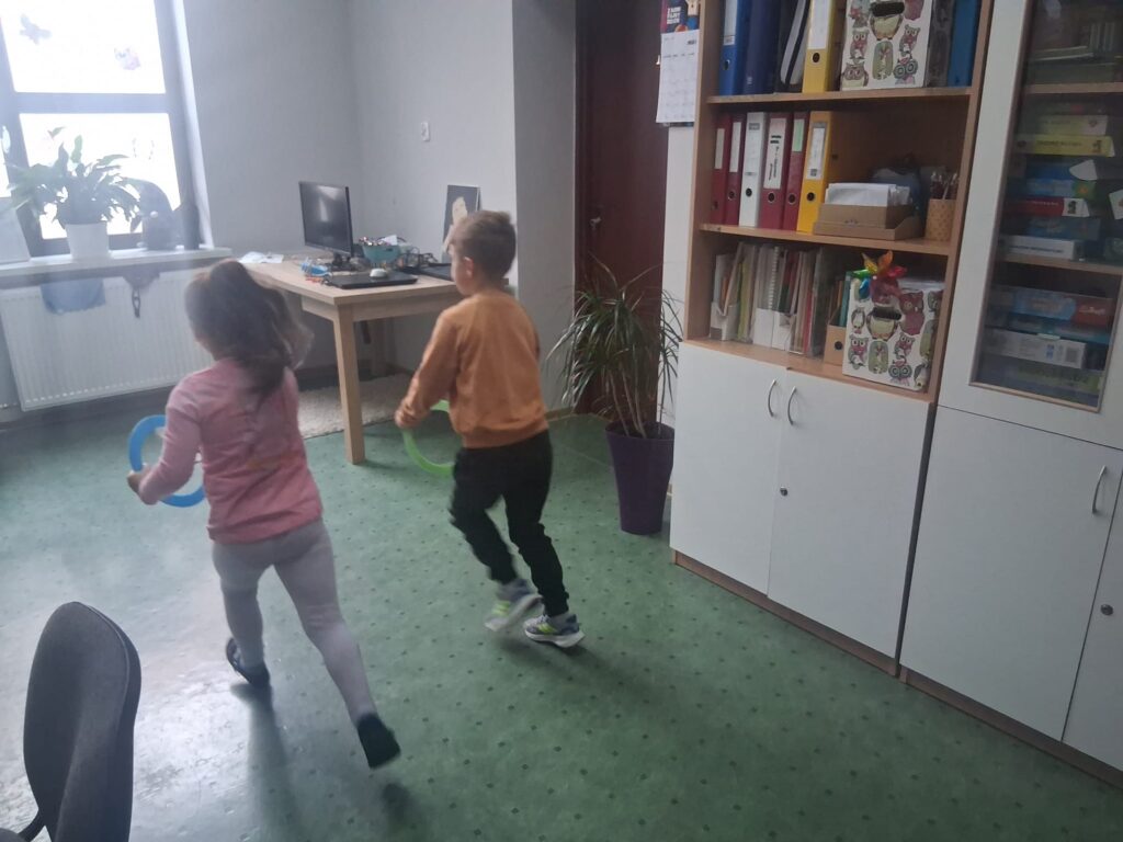 Zabawa rytmiczno-ruchowa ,,Strażak"