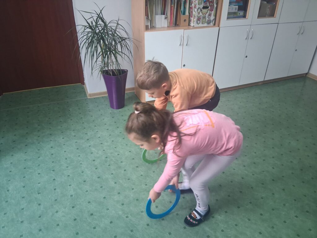 Zabawa rytmiczno-ruchowa ,,Strażak"