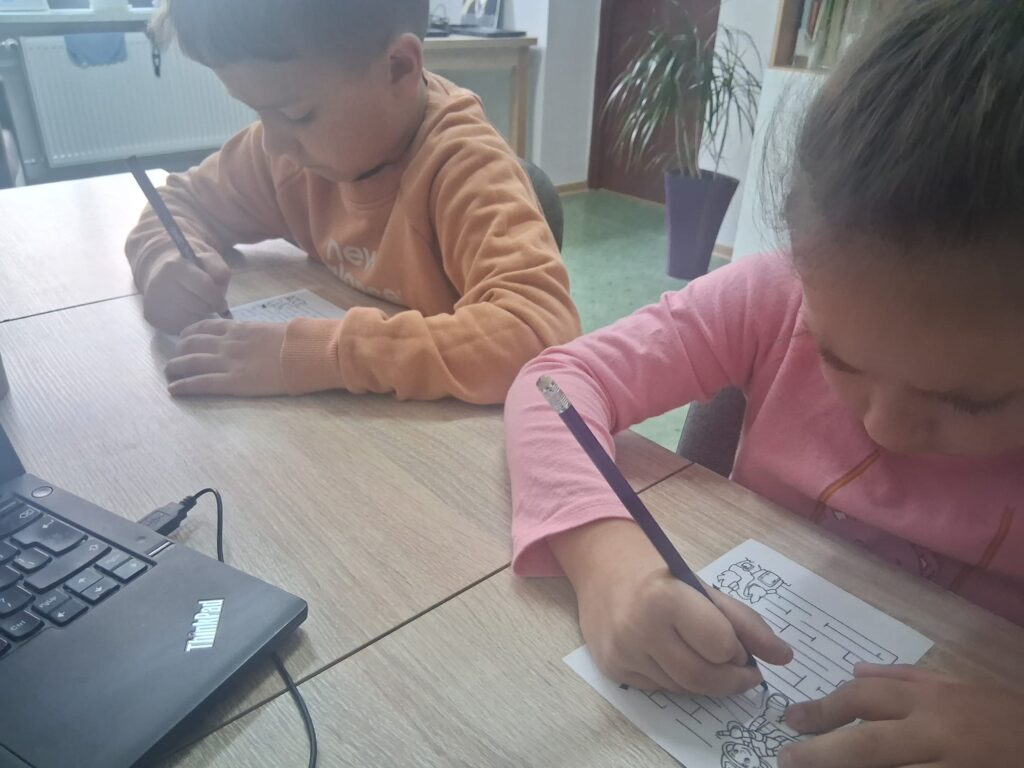 Doskonalenie koordynacji wzrokowi-ruchowej. Labirynt-doprowadzenie strażaka do domu z pożarem