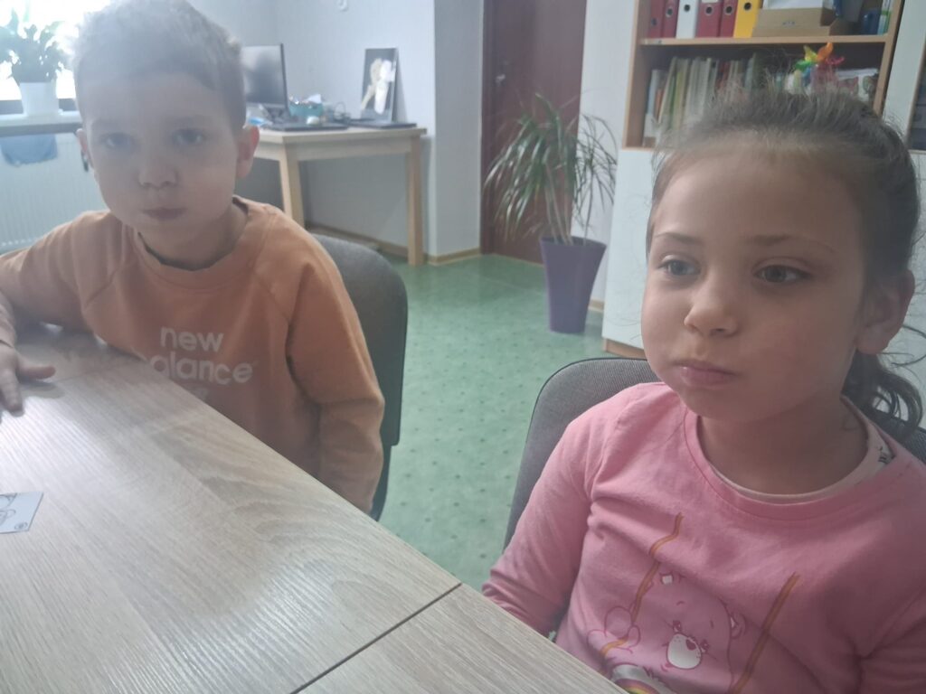 Ćwiczenia artykulacyjne zgodnie z wylosowany obrazkiem dzieci wykonują konkretne ćwiczenie