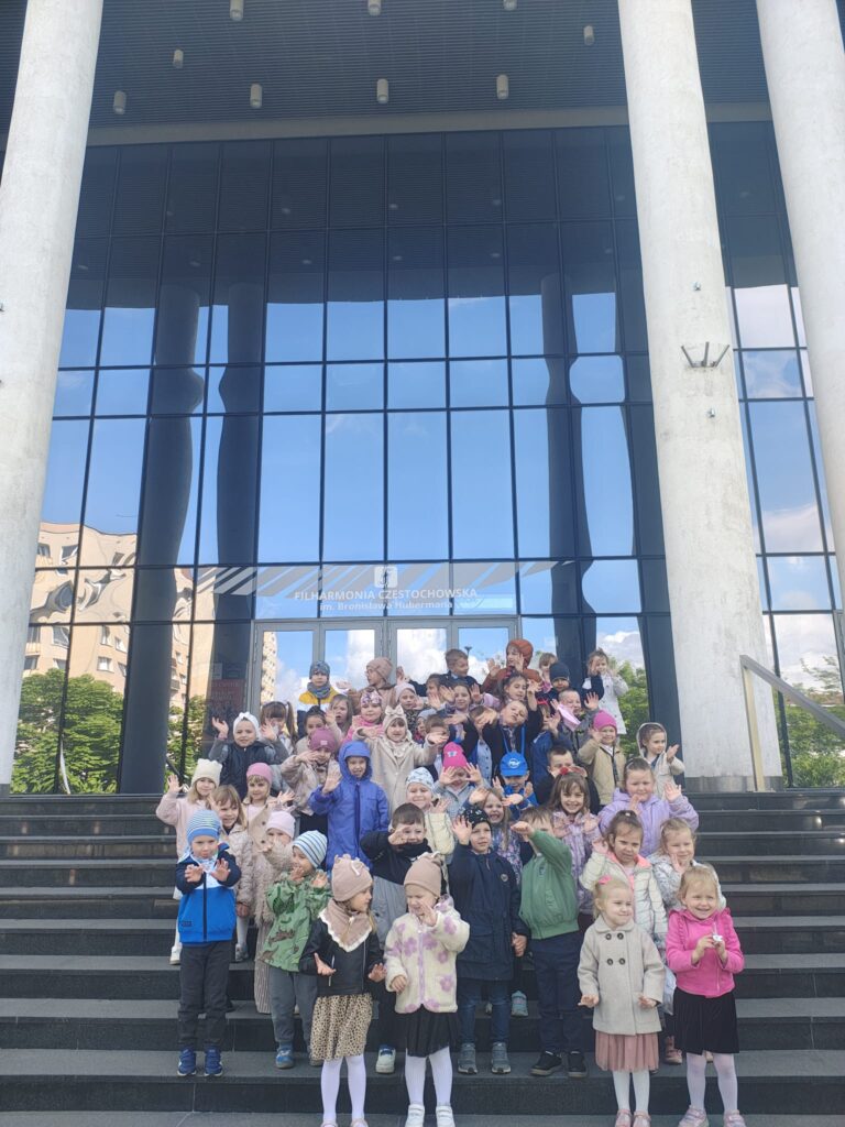 przedszkolaki prze filharmonią częstochowską