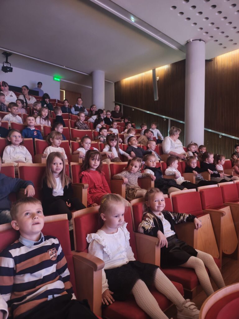 dzieci na widowni filharmonii częstochowskiej