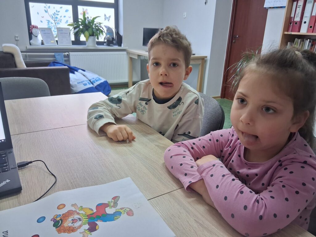 Ćwiczenia narządów artykulacyjnych przed lustrem