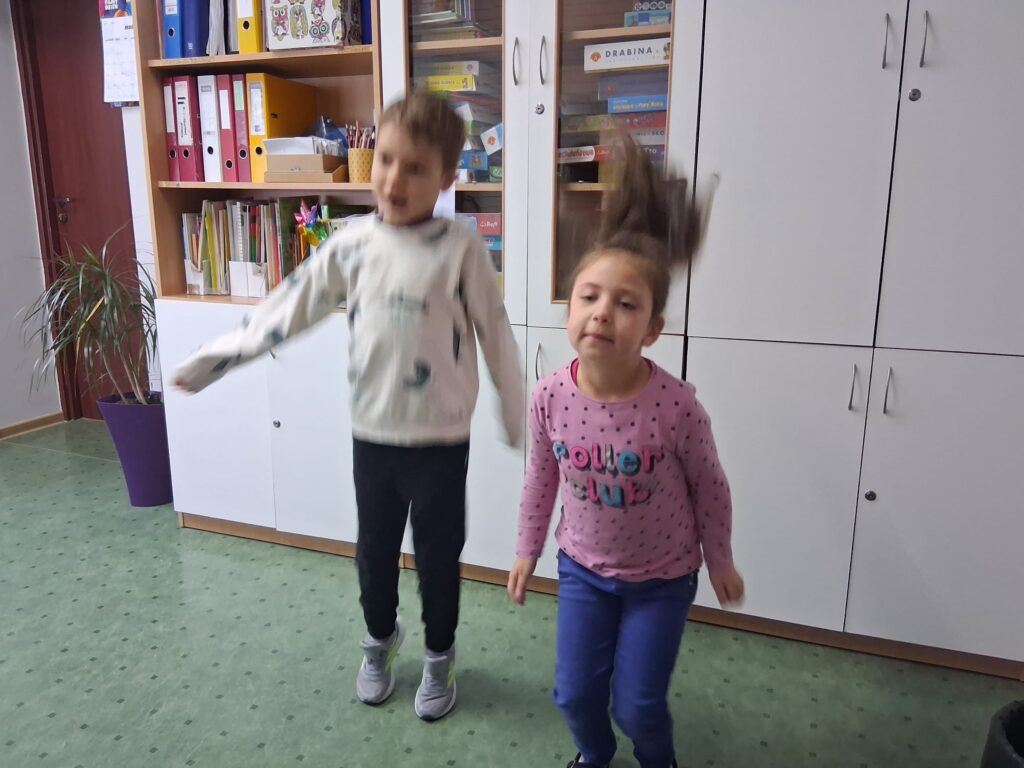 Zabawa ruchowo-logopedyczna