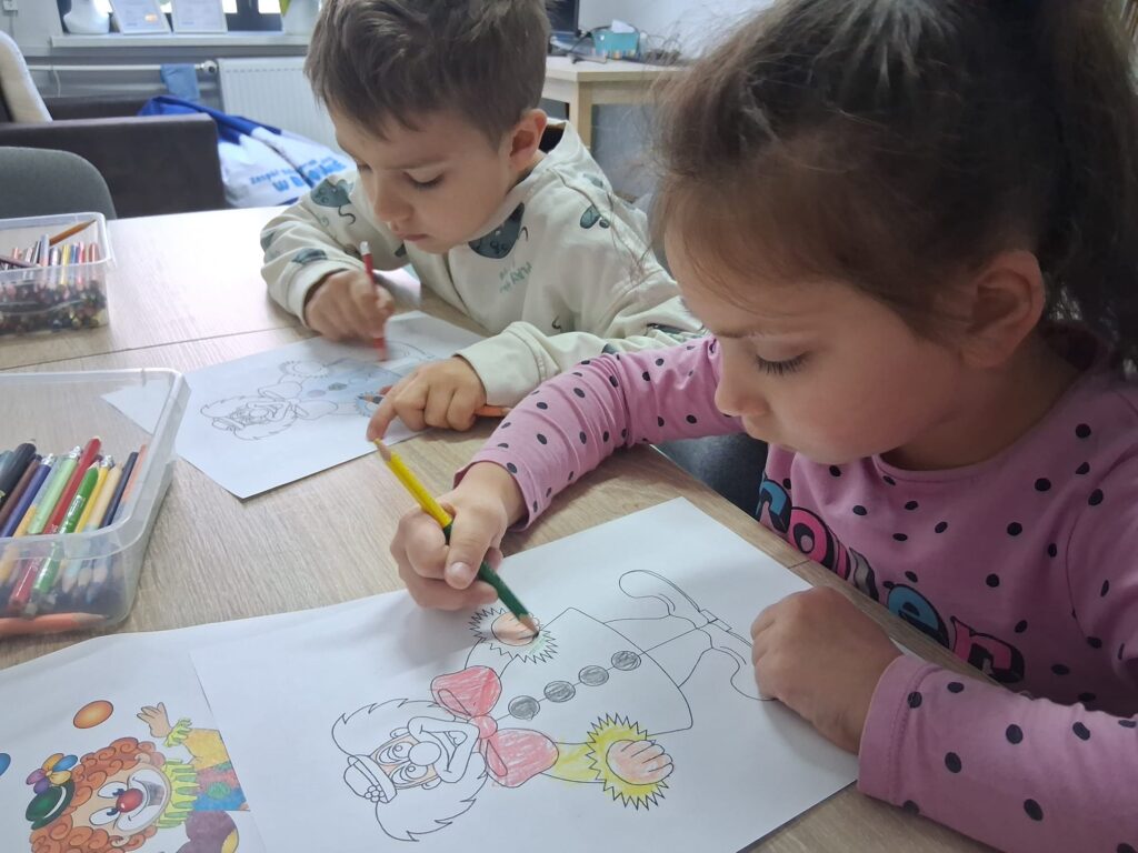 Dzieci kolorują klauna