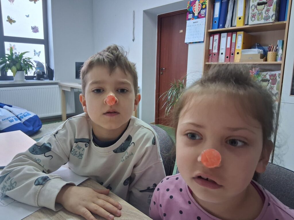 ,,nagroda dla klauna"- dzieci zakładają czerwone noski i dziękują klaunów za wspólną zabawe