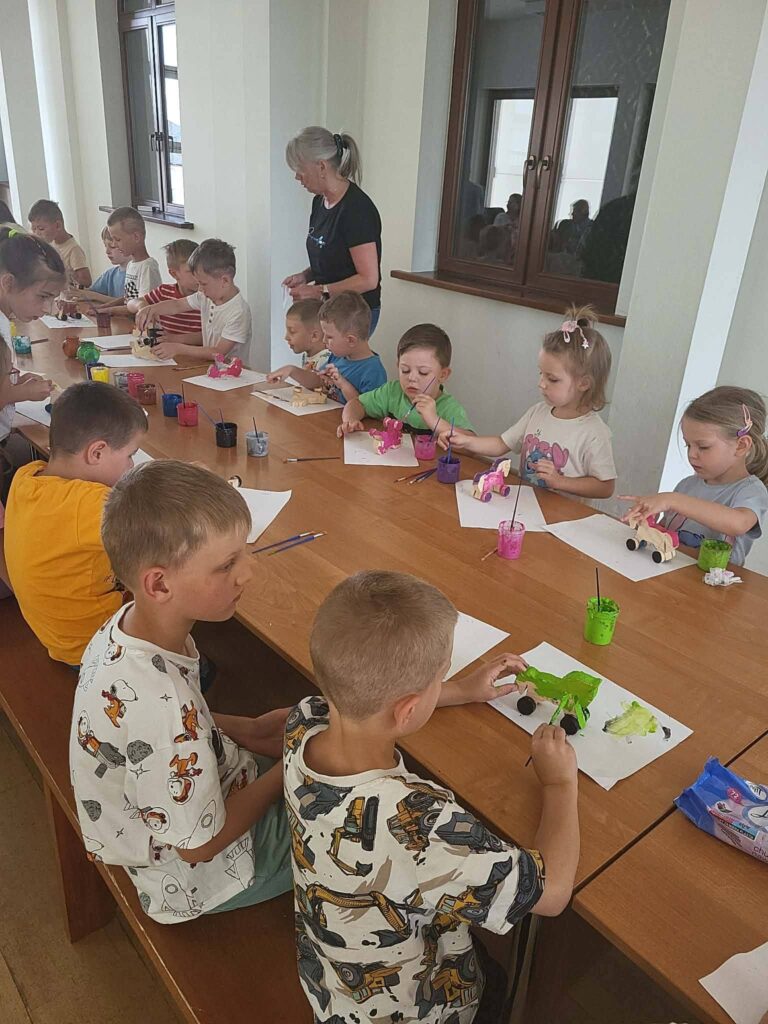 Dzieci malują zabawki